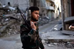 Binh sĩ chính phủ Syria tuần tra trên đường phố Aleppo. (Ảnh: Reuters)