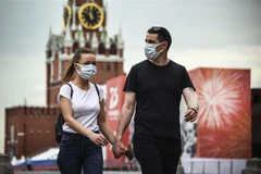 Người dân đeo khẩu trang phòng dịch COVID-19 tại Moskva, Nga. (Ảnh: AFP/TTXVN)