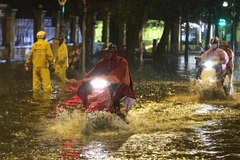 Mưa lớn gây ngập úng trên đường Lý Thường Kiệt-Phan Bội Châu, Hà Nội. (Ảnh: Thành Đạt/TTXVN)