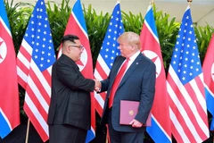 Tổng thống Mỹ Donald Trump (phải) và nhà lãnh đạo Triều Tiên Kim Jong-un tại hội nghị thượng đỉnh Mỹ-Triều ở Singapore ngày 12/6/2018. (Ảnh: AFP/TTXVN)