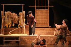 Một cảnh trong vở diễn "Điều còn lại" của Nhà hát kịch Việt Nam. (Ảnh: Thanh Tùng/TTXVN)