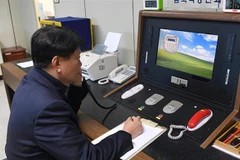 Giới chức Hàn Quốc liên lạc với người đồng cấp Triều Tiên thông qua đường dây nóng liên lạc giữa hai miền Triều Tiên tại khu phi quân sự Panmunjom ở Paju, Hàn Quốc ngày 3/1/2018. (Ảnh: AP/TTXVN)