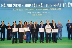 Ông Đỗ Quang Hiển - Chủ tịch Hội đồng quản trị kiêm Tổng Giám đốc Tập đoàn T&T Group (hàng phía trước, thứ nhất từ phải sang) thay mặt T&T Group nhận quyết định chủ trương đầu tư dự án Cụm công nghiệp Nam Phúc Thọ. (Nguồn: T&T Group)
