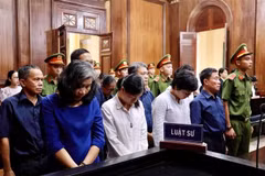 Các bị cáo nghe tuyên án ngày 22/11/2019. (Ảnh: Thành Chung/TTXVN)