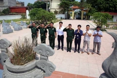 Hội Cựu chiến binh TTXVN dâng hương tại nghĩa trang liệt sỹ xã Châu Minh, huyện Hiệp Hòa (Bắc Giang) nhân dịp khánh thành nghĩa trang. (Ảnh: Danh Lam/TTXVN)