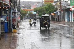 Mưa dông đem đến không khí mát mẻ cho người dân. (Ảnh: Trần Xuân Tình/TTXVN)