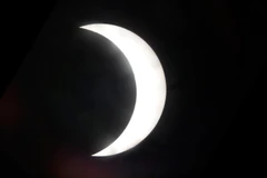 Nhật thực một phần với độ che phủ khoảng 70% diễn ra lúc 15 giờ được chụp qua ống kính thiên văn. (Ảnh: Thành Đạt/TTXVN)