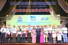 Lãnh đạo thành phố trao thưởng các tác giả, nhóm tác giả đoạt Giải báo chí Thành phố Hồ Chí Minh lần thứ 38. (Ảnh: Thu Hương/TTXVN)