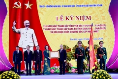 Thường trực Ban Bí thư Trần Quốc Vượng trao Huân chương Độc lập hạng Nhất cho Đảng bộ, chính quyền và nhân dân tỉnh Yên Bái. (Ảnh: Tuấn Anh/TTXVN)