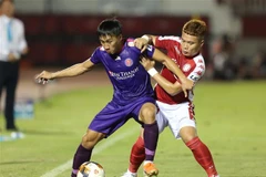 Pha tranh bóng giữa cầu thủ hai đội. (Ảnh: Thanh Vũ/TTXVN)