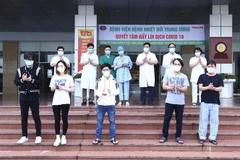 Các bệnh nhân COVID-19 được công bố khỏi bệnh ngày 27/5. (Ảnh: Minh Quyết/TTXVN)