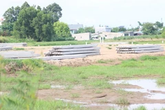 Thi công dang dở dự án xây mới Trường Tiểu học Ấp Đình, huyện Hóc Môn, Thành phố Hồ Chí Minh. (Ảnh: Trần Xuân Tình/TTXVN)