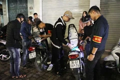 Lực lượng cảnh sát liên ngành 141 tiến hành kiểm tra hành chính người điều khiển xe máy vi phạm giao thông trên đường Đại Cồ Việt, Hà Nội. (Ảnh: Doãn Tấn/TTXVN)