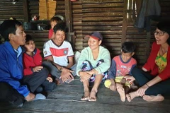 Thầy Chhỡi, giáo viên điểm trường Alao, xã Lơ Pang, huyện Mang Yang (Gia Lai), vận động phụ huynh cho con đến lớp. (Ảnh: Hồng Điệp/TTXVN)