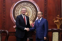 Ông Nguyễn Thiện Nhân, Bí thư Thành ủy Thành phố Hồ Chí Minh (phải), tiếp ông Daniel Kritenbrink, Đại sứ Hoa Kỳ tại Việt Nam (trái). (Ảnh: Xuân Khu/TTXVN)