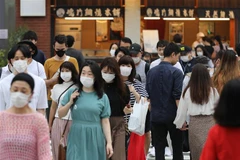 Người dân đeo khẩu trang phòng lây nhiễm COVID-19 tại Tokyo, Nhật Bản. (Ảnh: THX/TTXVN)