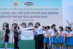 Phó Chủ tịch nước Đặng Thị Ngọc Thịnh cùng các đại biểu mở món quà đặc biệt dành tặng các em học sinh nhân ngày tết thiếu nhi. (Nguồn: Vinamilk)