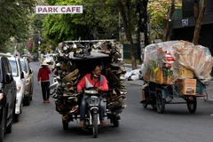 Người bán hàng rong trên một đường phố ở Phnom Penh, Campuchia. (Ảnh: AFP/TTXVN)