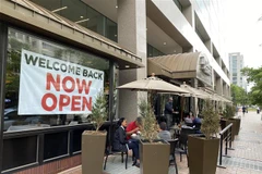 Một nhà hàng mở cửa trở lại tại Washington, DC, Mỹ. (Ảnh: AFP/TTXVN)