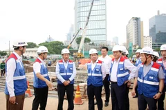 Phó Thủ tướng Phạm Bình Minh kiểm tra công trường ga Ba Son. (Ảnh: Tiến Lực/TTXVN)