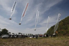 Bóng bay có gắn truyền đơn chống Triều Tiên được thả từ thành phố Paju, Hàn Quốc, ngày 2/4/2016. (Ảnh: Yonhap/TTXVN)