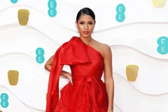 Vick Hope, người dẫn dắt Thảm đỏ BAFTA 2020 đã diện trang phục đỏ tươi vô cùng bắt mắt này của Trần Hùng. (Ảnh: CTV/Vietnam+)