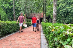 Du khách quốc tế thăm quan di tích lịch sử ở Ninh Binh thời chưa có COVID-19. (Ảnh: Vietnam+)