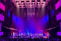 Biểu tượng phi giới tính thế giới diện thiết kế của Trần Hùng lưu diễn