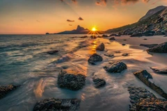 Bờ biển tại Côn Đảo đẹp trong ánh nắng hoàng hôn. (Ảnh: CTV/Vietnam+)