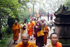 Kết thúc Lễ bế mạc Đại lễ Phật đản Liên hợp Quốc 2019, các đại biểu quốc tế thăm quan di tích lịch sử Việt Nam. (Ảnh: CTV/Vietnam+)