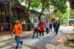 [Photo] Bản Lác sôi động trở lại: Du khách bắt đầu du Xuân muộn