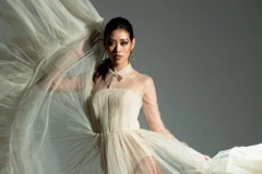 Hoa hậu Khánh Vân khoe khả năng tạo dáng cực ngầu với êkíp ngoại 