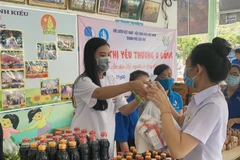 Á hậu Kim Duyên hỗ trợ người dân quê nhà với ‘Siêu thị 0 đồng’