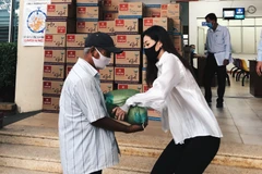 [Photo] Hoa hậu Khánh Vân cùng mẹ trao quà cho người dân khó khăn