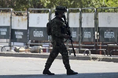 Binh sỹ Colombia gác tại cây cầu Simon Bolivar ở Cucuta, Colombia, biên giới với Venezuela, ngày 26/2. (Ảnh: AFP/TTXVN)