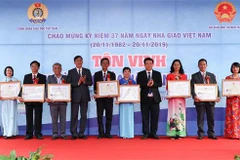 Trao Bằng khen của Bộ Giáo dục và Đào tạo cho các nhà giáo tiêu biểu của năm 2019. (Ảnh: Thanh Tùng/TTXVN)