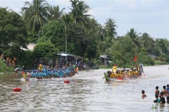 Các đội thi đấu ghe Ngo trong lễ hội Oóc Om Bóc. (Ảnh: Chanh Đa/TTXVN)