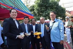Tổng lãnh sự Vũ Ngọc Lý dự Lễ ăn cốm hữu nghị truyền thống cùng các quan chức tỉnh Preah Sihanouk. (Ảnh: P.V/Vietnam+)