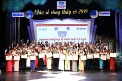 Các thầy cô giáo được tuyên dương tại Chương trình Chia sẻ cùng thầy cô năm 2019. (Ảnh: Văn Điệp/TTXVN)