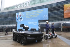 Phương tiện an ninh không người lái mang tên HR-Sherpa thu hút sự chú ý đặc biệt của giới truyền thông. (Nguồn: AP/Yonhap)