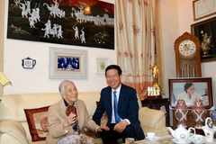 [Photo] Chúc mừng các nhà giáo, cựu chuyên gia, quản lý ngành giáo dục