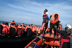 Người di cư được cứu trên biển ngoài khơi Libya. (Ảnh: AFP/TTXVN)