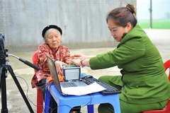 Làm thẻ căn cước công dân lưu động cho các gia đình chính sách. (Ảnh: Minh Đức/TTXVN)