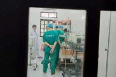 Các bác sỹ nỗ lực cứu chữa cho sản phụ. (Ảnh: TTXVN phát)