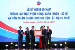 Phó Thủ tướng, Bộ trưởng Bộ Ngoại giao Phạm Bình Minh trao Huân chương Độc lập hạng Nhất tặng Học viện Ngoại giao. (Ảnh: TTXVN)