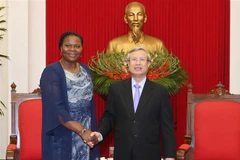 Thường trực Ban Bí thư Trần Quốc Vượng tiếp bà Emilia Moiane. (Ảnh: Phương Hoa/TTXVN)