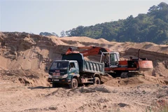 Mua bán cát trong bến của doanh nghiệp tư nhân Quỳnh Mai (ảnh chụp ngày 19/11). (Ảnh: TTXVN)