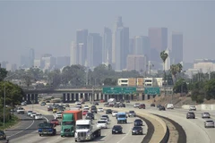 Khói mù ô nhiễm bao phủ bầu trời Los Angeles, California, Mỹ. (Ảnh: AFP/TTXVN)