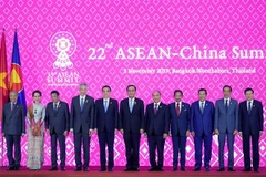 Thủ tướng Nguyễn Xuân Phúc (thứ năm, từ phải sang), Thủ tướng Trung Quốc Lý Khắc Cường (thứ năm, từ trái sang) và các Trưởng đoàn chụp ảnh chung. (Ảnh: Thống Nhất/TTXVN)