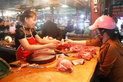 Thịt lợn bày bán tại chợ Hà Tĩnh. (Ảnh: Phan Quân/TTXVN)